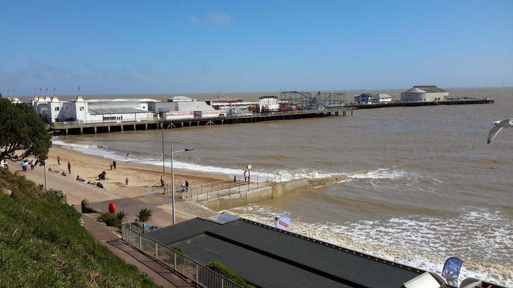 The Sandrock Clacton-on-Sea Extérieur photo