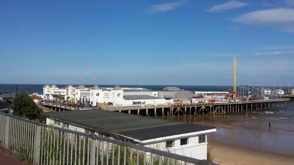 The Sandrock Clacton-on-Sea Extérieur photo